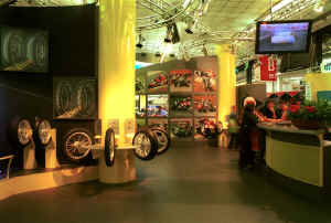 Dunlop-eicma-2001-3.jpg (114065 byte)