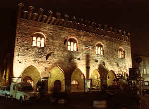 Palazzo-cremona-1990.jpg (176513 byte)